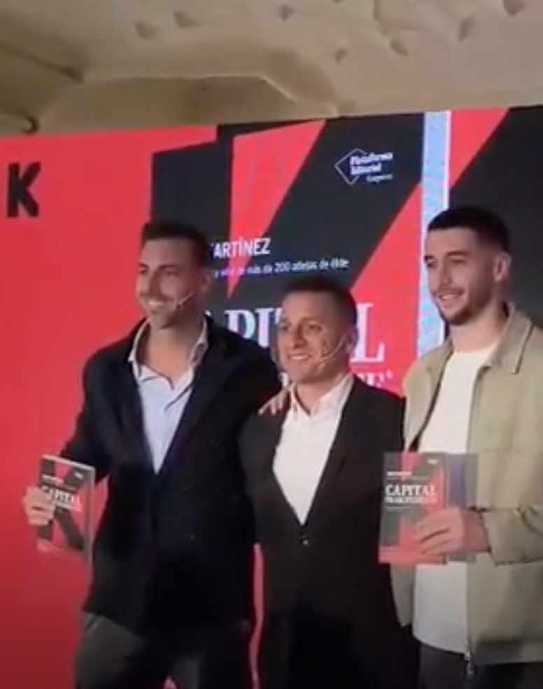 Imagen de la noticia Joan García recibe el libro firmado por el exfutbolista Keko Martínez y posa con el tenista Granollers